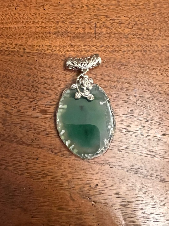Jewelry - Green Agate Oval Pendant Necklace - Elegant Silver Tone Setting